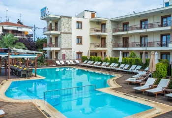 Pogled na fenomenalni bazen i hotel Nereides na Halkidikiju