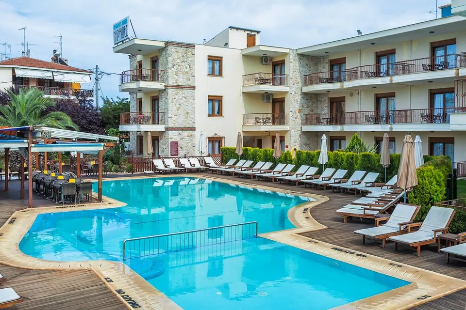 Pogled na fenomenalni bazen i hotel Nereides na Halkidikiju