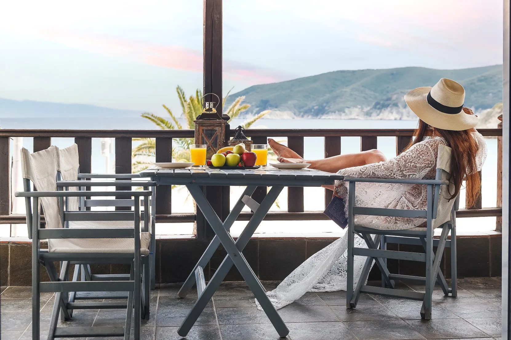 Predivan pogled sa terase apartmana na tirkizno plavo more i predivnu peščanu plažu Kalamici