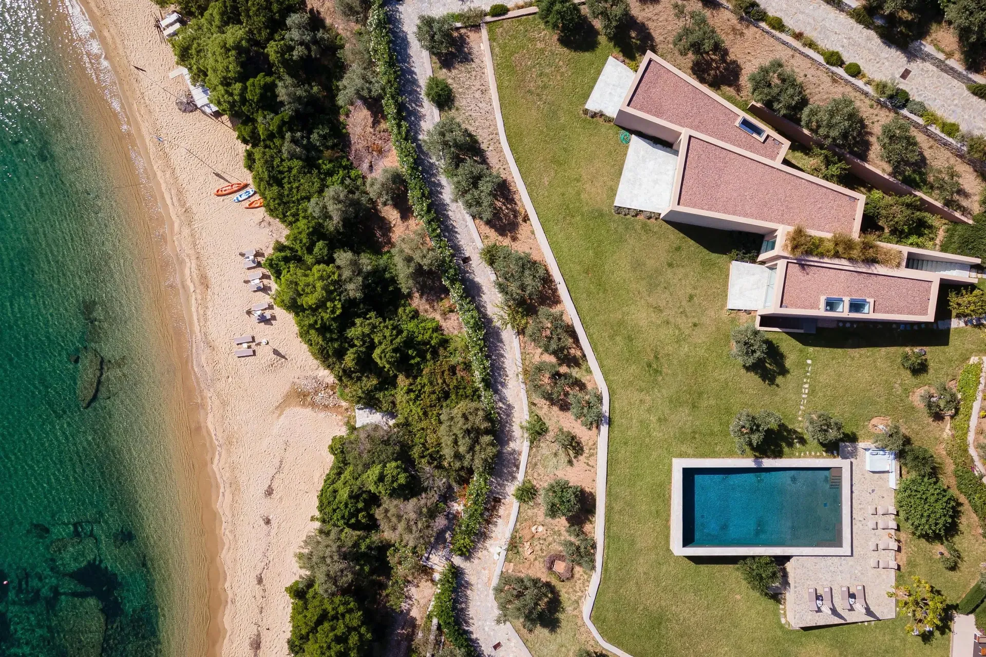Pogled iz vazduha na Villa Plane Achilades i njen bazen i plažu