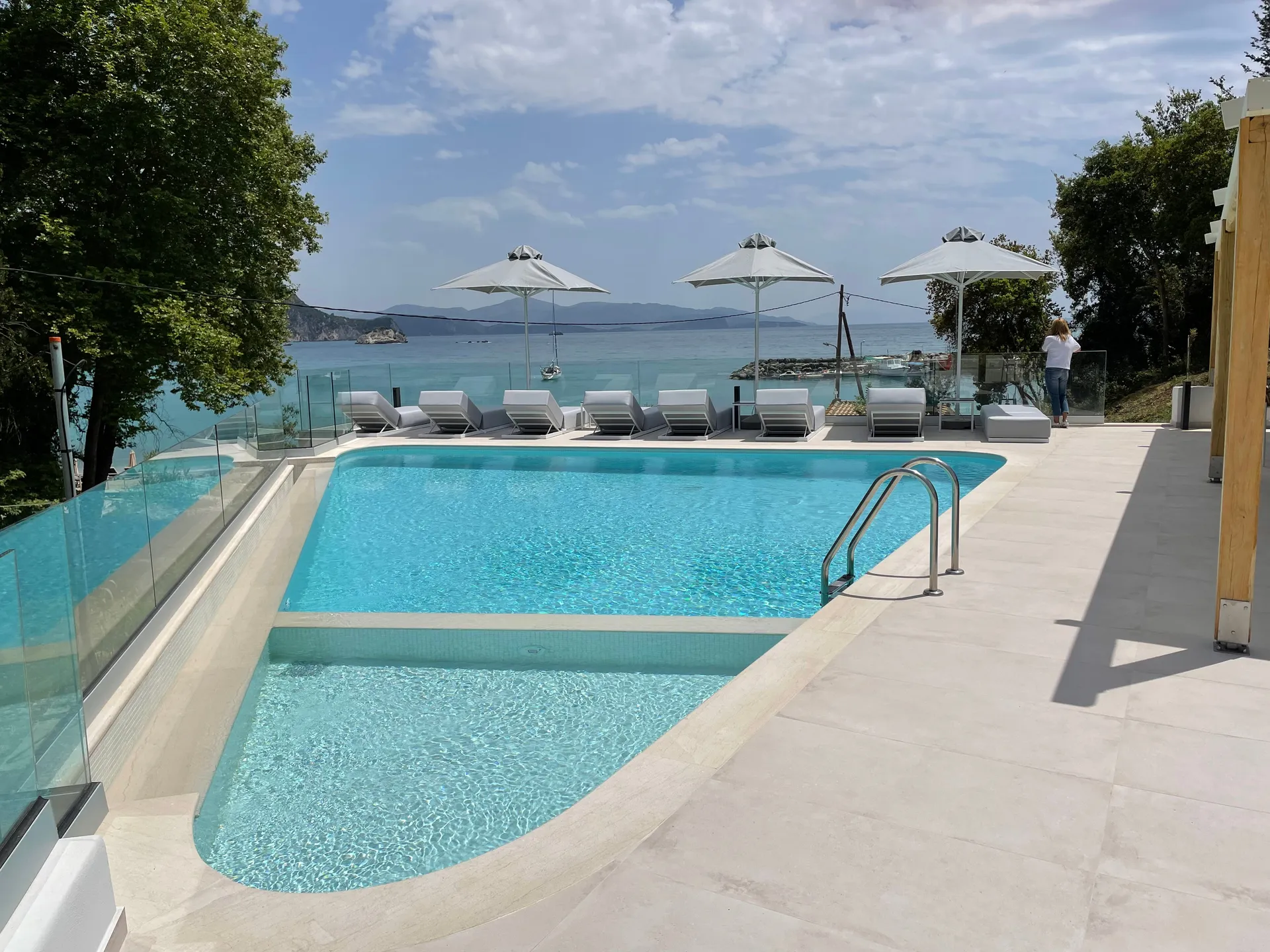 Alboro Seaside Suites